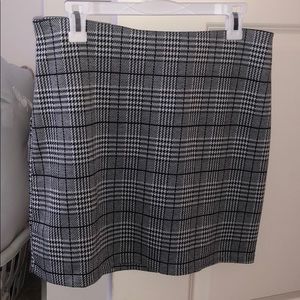 Adorable Black and white plaid H&M skirt